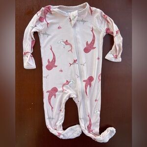 Kyte Baby Zipper Footie Pajamas in Blush Shark 3-6M